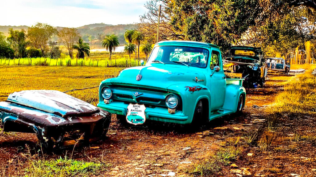 F100 1954 do Rancho dos Antigos - Do dia a dia às estradas, equipada com painel de instrumentos ODG!